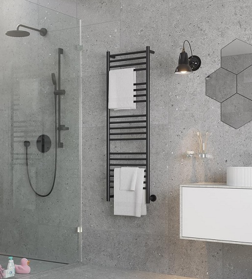 The Jeeves Classic D heated towel rail provides enough space to warm and dry several large bath towels simultaneously